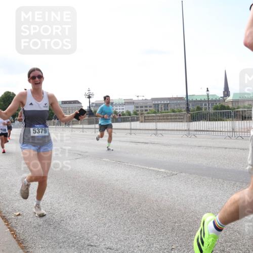 29.06.2025 - hella hamburg halbmarathon Lena Gebhardt http://msf.ph/oto/8288351 29.06.2025 10:11:48 Lombardsbrücke 1328, 1531, 1866, 1992, 3363, 4227, 5379, 5605, 7571, 8115, 8807, 8810, 9191, 9428, 10042, 10372, 10409, 10428, 11321, 11507, 11525, 11537, 11581, 11755, 11917, 12286, 12473, 13171, 13177, 13203, 13542, 13939, 13958, 14008, 14196, 14384, 15137, 15797, 15945, 16976, 17080, 17638, 17774, 17787, 17866, 18261, 18278, 18382, 18395, 18655, 19172 meine-sportfotos.de