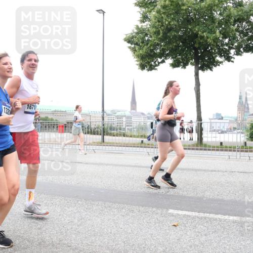 29.06.2025 - hella hamburg halbmarathon Lena Gebhardt http://msf.ph/oto/8288357 29.06.2025 10:46:38 Lombardsbrücke 1363, 1371, 1375, 1429, 1465, 1532, 1608, 1720, 1837, 1999, 2162, 2211, 2320, 2500, 2697, 2981, 3277, 3406, 3407, 3410, 3469, 3734, 3823, 4119, 4202, 4296, 4342, 4355, 4448, 4604, 5697, 5700, 5854, 6068, 6124, 6161, 6740, 7303, 7364, 7368, 7374, 7412, 7767, 7827, 7960, 7983, 8047, 8477, 8486, 8551, 8553, 8700, 9129, 9337, 9445, 9691, 10153, 10230, 11361, 11910, 12298, 12333, 12507, 12522, 13969, 14261, 15852, 16882, 16987 meine-sportfotos.de