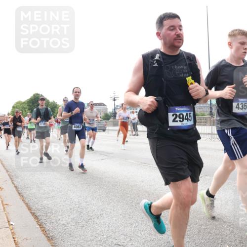 29.06.2025 - hella hamburg halbmarathon Lena Gebhardt http://msf.ph/oto/8288371 29.06.2025 10:21:04 Lombardsbrücke 1715, 1736, 1269, 4082, 813, 2945, 4350, 1028, 1266, 1658, 2053, 2101, 2325, 2383, 2635, 2834, 2923, 2945, 2956, 2986, 3122, 3161, 3247, 3453, 3781, 3813, 4082, 4288, 4350, 4754, 4869, 5041, 5061, 5395, 5493, 5625, 5767, 6275, 6308, 6608, 6844, 7228, 7522, 7553, 7608, 8113, 8724, 8726, 8844, 8940, 9005, 9011, 9108, 9236, 9501, 9981, 10050, 10350, 10585, 10602, 11100, 11145, 11698, 11995, 12175, 12694, 12844, 13057, 13508 meine-sportfotos.de