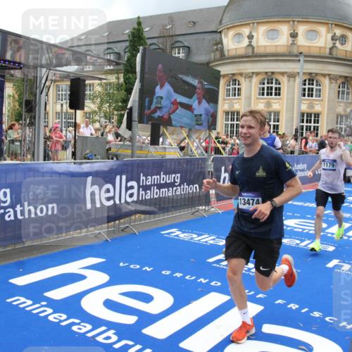 29.06.2025 - hella hamburg halbmarathon Michael Strokosch http://msf.ph/oto/8288398 29.06.2025 10:55:55 Ziel 1179, 2612, 3256, 3668, 4772, 6569, 7147, 7976, 8968, 9246, 10084, 12858, 13474, 15884, 16401, 16434, 16786, 18125, 18867, 19047 meine-sportfotos.de