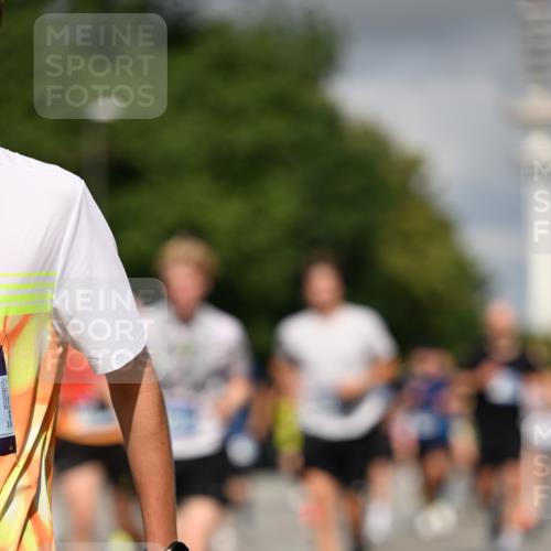 29.06.2025 - hella hamburg halbmarathon Dr. Thomas Lammeyer http://msf.ph/oto/8288444 29.06.2025 09:53:23 Kennedybrücke 1343, 1445, 1615, 1800, 1975, 2324, 2573, 2949, 3136, 3282, 3431, 3530, 4303, 4425, 5248, 5889, 6123, 6682, 7495, 7796, 8370, 8629, 8925, 9264, 9265, 9294, 9296, 9979, 10894, 10930 meine-sportfotos.de
