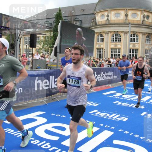 29.06.2025 - hella hamburg halbmarathon Michael Strokosch http://msf.ph/oto/8288515 29.06.2025 10:55:56 Ziel 1179, 2612, 3256, 3668, 4772, 7147, 7976, 8968, 9246, 10084, 13474, 15884, 16401, 16434, 16786, 18125, 18867, 19047 meine-sportfotos.de