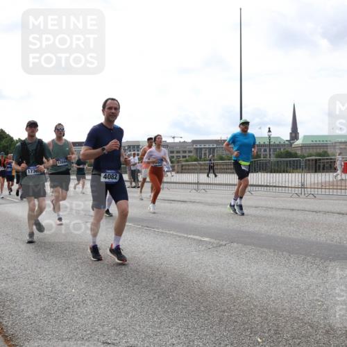 29.06.2025 - hella hamburg halbmarathon Lena Gebhardt http://msf.ph/oto/8288517 29.06.2025 10:21:04 Lombardsbrücke 1730, 1715, 12694, 4082, 1502, 1028, 1266, 1658, 2053, 2101, 2325, 2383, 2635, 2834, 2923, 2945, 2956, 2986, 3122, 3161, 3247, 3453, 3781, 3813, 4082, 4288, 4350, 4754, 4869, 5041, 5061, 5395, 5493, 5625, 5767, 6275, 6308, 6608, 6844, 7228, 7522, 7553, 7608, 8113, 8724, 8726, 8844, 8940, 9005, 9011, 9108, 9236, 9501, 9981, 10050, 10350, 10585, 10602, 11100, 11145, 11698, 11995, 12175, 12694, 12844, 13057, 13508 meine-sportfotos.de