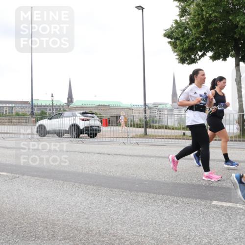 29.06.2025 - hella hamburg halbmarathon Lena Gebhardt http://msf.ph/oto/8288529 29.06.2025 10:55:34 Lombardsbrücke 4628, 5040, 1013, 1616, 1873, 1917, 2090, 2452, 3101, 3115, 3157, 3244, 3577, 4039, 4470, 4628, 4896, 5040, 5220, 5222, 5483, 5487, 5575, 6257, 6395, 6396, 6944, 7219, 7548, 7680, 7766, 7969, 8110, 8403, 8519, 8527, 8532, 8626, 8648, 9548, 9614, 9618, 9857, 9858, 9861, 9865, 9956, 10094, 10436, 10438, 10458, 10559, 10593, 10885, 11109, 11737, 11903, 11962, 11963, 12147, 12148, 12695, 12902, 13098, 13230, 14515, 14727, 15152, 15160, 16385 meine-sportfotos.de