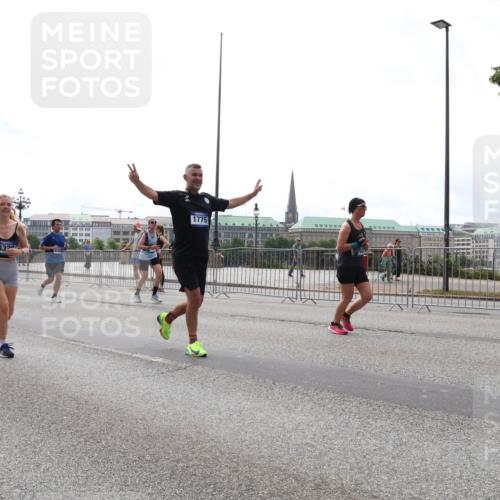 29.06.2025 - hella hamburg halbmarathon Lena Gebhardt http://msf.ph/oto/8288535 29.06.2025 10:36:08 Lombardsbrücke 10233, 618, 432, 1775, 1008, 1010, 1036, 1102, 1108, 1183, 1336, 1730, 1775, 1780, 1835, 2352, 2425, 2520, 2811, 2827, 2870, 3243, 3398, 3401, 3404, 3598, 3699, 3741, 3877, 3990, 4245, 4326, 4413, 4442, 4798, 4902, 4937, 5012, 5246, 5427, 5540, 5573, 5666, 5809, 5919, 6021, 6092, 6093, 6184, 6417, 6845, 6896, 7086, 7111, 7140, 7275, 7304, 7575, 7576, 8333, 8356, 8498, 8530, 8581, 8947, 9117, 9229, 9432, 9819, 12408 meine-sportfotos.de