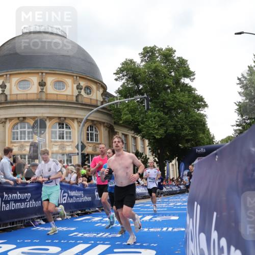 29.06.2025 - hella hamburg halbmarathon Strokosch-Dieckow http://msf.ph/oto/8288570 29.06.2025 10:48:49 Ziel 1094, 1884, 1892, 2442, 3213, 7067, 9482, 9661, 11519, 12421, 12533, 12534, 13009, 13976, 15309, 16653, 17007, 18873 meine-sportfotos.de