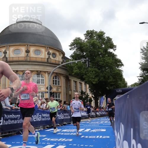 29.06.2025 - hella hamburg halbmarathon Strokosch-Dieckow http://msf.ph/oto/8288578 29.06.2025 10:48:50 Ziel 1094, 1884, 1892, 2260, 2442, 3213, 3985, 7067, 8889, 9482, 9661, 11519, 12421, 12533, 12534, 13009, 13183, 13976, 15309, 16653, 17007, 18873 meine-sportfotos.de