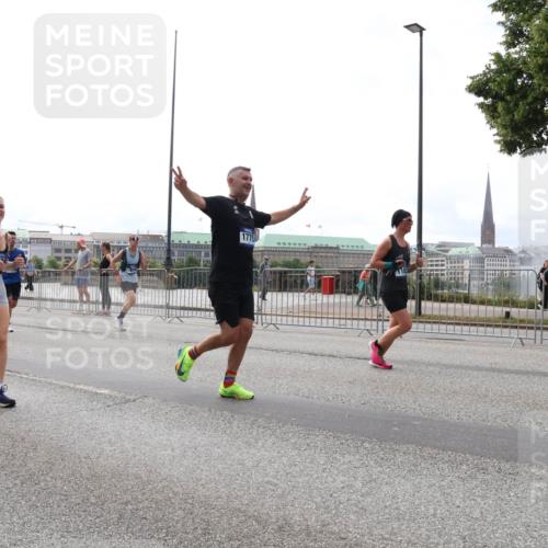 29.06.2025 - hella hamburg halbmarathon Lena Gebhardt http://msf.ph/oto/8288583 29.06.2025 10:36:08 Lombardsbrücke 18233, 618, 1775, 1008, 1010, 1036, 1102, 1108, 1183, 1336, 1730, 1775, 1780, 1835, 2352, 2425, 2520, 2811, 2827, 2870, 3243, 3398, 3401, 3404, 3598, 3699, 3741, 3877, 3990, 4245, 4326, 4413, 4442, 4798, 4902, 4937, 5012, 5246, 5427, 5540, 5573, 5666, 5809, 5919, 6021, 6092, 6093, 6184, 6417, 6845, 6896, 7086, 7111, 7140, 7275, 7304, 7575, 7576, 8333, 8356, 8498, 8530, 8581, 8947, 9117, 9229, 9432, 9819, 12408 meine-sportfotos.de