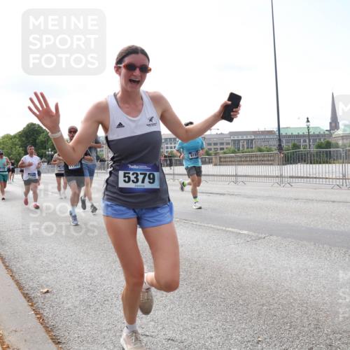 29.06.2025 - hella hamburg halbmarathon Lena Gebhardt http://msf.ph/oto/8288594 29.06.2025 10:11:49 Lombardsbrücke 1328, 1531, 1866, 1992, 3363, 4227, 5379, 5605, 7571, 8115, 8807, 8810, 9191, 9428, 10042, 10372, 10409, 10428, 11321, 11507, 11525, 11537, 11581, 11755, 11917, 12473, 13171, 13177, 13203, 13542, 13939, 13958, 14008, 14196, 14384, 15137, 15797, 15945, 16976, 17080, 17638, 17774, 17866, 18261, 18278, 18382, 18395, 18655, 19172 meine-sportfotos.de