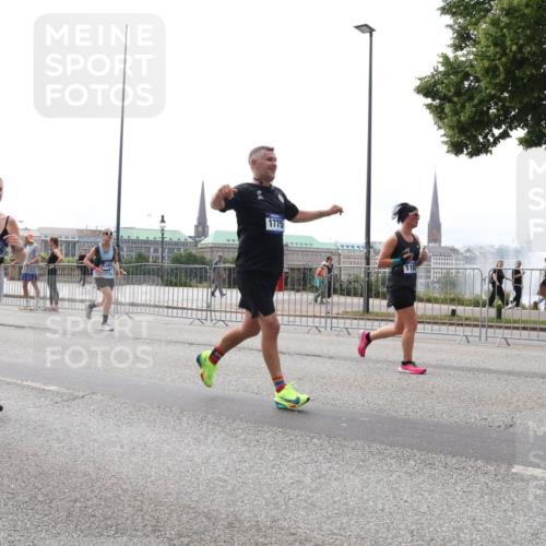29.06.2025 - hella hamburg halbmarathon Lena Gebhardt http://msf.ph/oto/8288596 29.06.2025 10:36:09 Lombardsbrücke 4326, 6184, 1775, 1008, 1010, 1036, 1102, 1108, 1183, 1336, 1730, 1775, 1780, 1835, 2352, 2425, 2520, 2811, 2827, 2870, 3243, 3398, 3401, 3404, 3598, 3699, 3741, 3877, 3990, 4245, 4326, 4413, 4442, 4798, 4902, 4937, 5012, 5246, 5427, 5540, 5573, 5666, 5747, 5809, 5919, 6021, 6092, 6093, 6184, 6417, 6845, 6896, 7086, 7111, 7140, 7275, 7304, 7575, 7576, 8333, 8356, 8498, 8530, 8581, 8947, 9115, 9117, 9229, 9432, 9819, 12408 meine-sportfotos.de