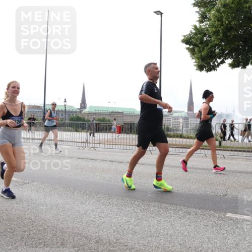 29.06.2025 - hella hamburg halbmarathon Lena Gebhardt http://msf.ph/oto/8288608 29.06.2025 10:36:09 Lombardsbrücke 616, 326, 1008, 1010, 1036, 1102, 1108, 1183, 1336, 1730, 1775, 1780, 1835, 2352, 2425, 2520, 2811, 2827, 2870, 3243, 3398, 3401, 3404, 3598, 3699, 3741, 3877, 3990, 4245, 4326, 4413, 4442, 4798, 4902, 4937, 5012, 5246, 5427, 5540, 5573, 5666, 5747, 5809, 5919, 6021, 6092, 6093, 6184, 6417, 6845, 6896, 7086, 7111, 7140, 7275, 7304, 7575, 7576, 8333, 8356, 8498, 8530, 8581, 8947, 9115, 9117, 9229, 9432, 9819, 12408 meine-sportfotos.de