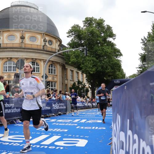 29.06.2025 - hella hamburg halbmarathon Strokosch-Dieckow http://msf.ph/oto/8288627 29.06.2025 10:48:51 Ziel 1094, 1381, 1452, 1884, 1892, 2260, 3213, 3985, 7067, 8889, 9482, 9661, 11519, 12421, 12533, 12534, 13009, 13183, 13976, 15309, 16653, 17007, 18873 meine-sportfotos.de