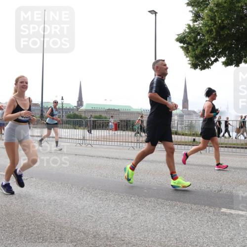 29.06.2025 - hella hamburg halbmarathon Lena Gebhardt http://msf.ph/oto/8288628 29.06.2025 10:36:09 Lombardsbrücke 6184, 1008, 1010, 1036, 1102, 1108, 1183, 1336, 1730, 1775, 1780, 1835, 2352, 2425, 2520, 2811, 2827, 2870, 3243, 3398, 3401, 3404, 3598, 3699, 3741, 3877, 3990, 4245, 4326, 4413, 4442, 4798, 4902, 4937, 5012, 5246, 5427, 5540, 5573, 5666, 5747, 5809, 5919, 6021, 6092, 6093, 6184, 6417, 6845, 6896, 7086, 7111, 7140, 7275, 7304, 7575, 7576, 8333, 8356, 8498, 8530, 8581, 8947, 9115, 9117, 9229, 9432, 9819, 12408 meine-sportfotos.de