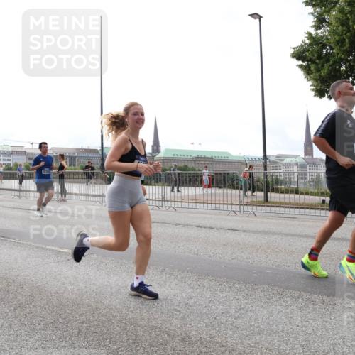 29.06.2025 - hella hamburg halbmarathon Lena Gebhardt http://msf.ph/oto/8288665 29.06.2025 10:36:09 Lombardsbrücke 18233, 618, 8356, 1775, 1008, 1010, 1036, 1102, 1108, 1183, 1336, 1730, 1775, 1780, 1835, 2352, 2425, 2520, 2811, 2827, 2870, 3243, 3398, 3401, 3404, 3598, 3699, 3741, 3877, 3990, 4245, 4326, 4413, 4442, 4798, 4902, 4937, 5012, 5246, 5427, 5540, 5573, 5666, 5747, 5809, 5919, 6021, 6092, 6093, 6184, 6417, 6845, 6896, 7086, 7111, 7140, 7275, 7304, 7575, 7576, 8333, 8356, 8498, 8530, 8581, 8947, 9115, 9117, 9229, 9432, 9819, 12408 meine-sportfotos.de