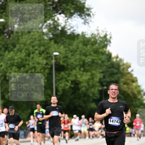 29.06.2025 - hella hamburg halbmarathon Dr. Thomas Lammeyer http://msf.ph/oto/8288672 29.06.2025 10:37:14 Kennedybrücke 1078, 1199, 1324, 1373, 1732, 1879, 2059, 2384, 2838, 2959, 3221, 3341, 3391, 3422, 3560, 3653, 3708, 3871, 4030, 4096, 4446, 4555, 5156, 5581, 5917, 6861, 7135, 7750, 8170, 8175, 8595, 8839, 8993, 9034, 9289, 9471, 9750, 9768, 9780, 9812, 10002, 10770 meine-sportfotos.de