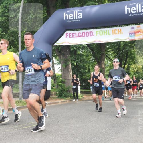 29.06.2025 - hella hamburg halbmarathon KatJ http://msf.ph/oto/8288680 29.06.2025 10:41:46 Zwischen KM18-KM19 1327, 1815, 2119, 3041, 3256, 6581 meine-sportfotos.de