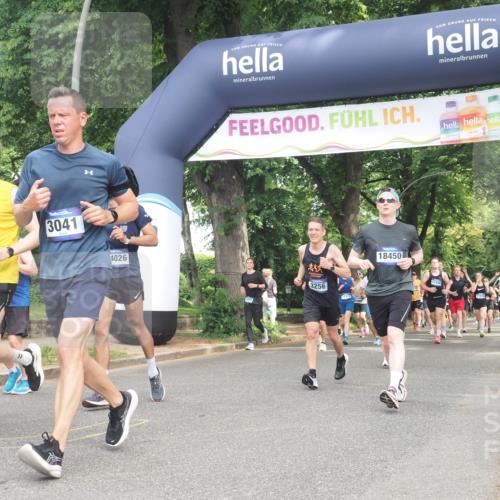 29.06.2025 - hella hamburg halbmarathon KatJ http://msf.ph/oto/8288691 29.06.2025 10:41:46 Zwischen KM18-KM19 1327, 1815, 2119, 3041, 3256, 6581 meine-sportfotos.de