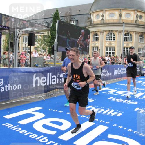 29.06.2025 - hella hamburg halbmarathon Michael Strokosch http://msf.ph/oto/8288695 29.06.2025 10:55:57 Ziel 1179, 2612, 3256, 3668, 4772, 7147, 7976, 8968, 9246, 10084, 13474, 15868, 15884, 18125, 18867 meine-sportfotos.de