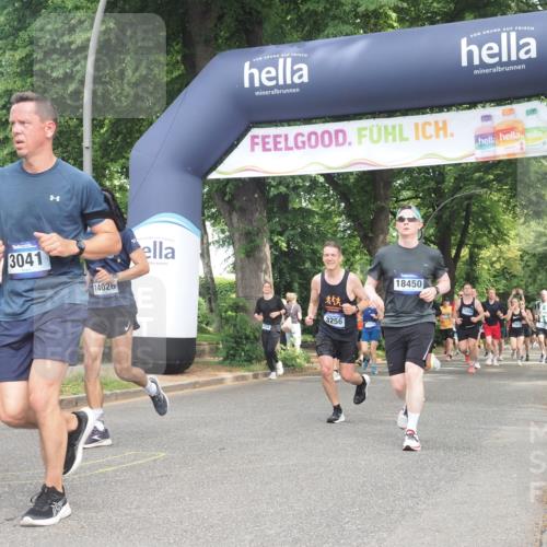 29.06.2025 - hella hamburg halbmarathon KatJ http://msf.ph/oto/8288699 29.06.2025 10:41:46 Zwischen KM18-KM19 1327, 1815, 2119, 3041, 3256, 6581 meine-sportfotos.de