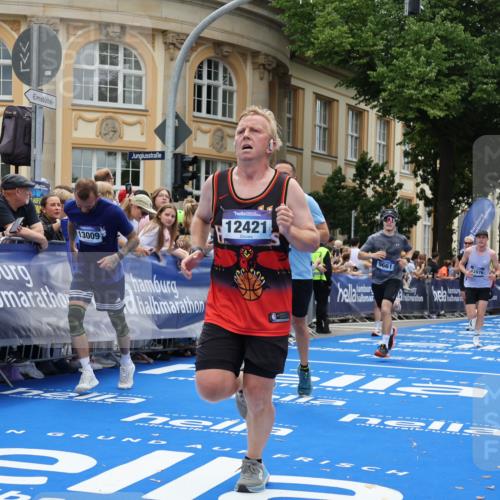 29.06.2025 - hella hamburg halbmarathon Strokosch-Dieckow http://msf.ph/oto/8288720 29.06.2025 10:48:54 Ziel 1381, 1452, 1892, 2260, 3213, 3985, 7067, 7297, 8821, 8889, 9661, 9695, 12421, 12534, 13009, 13183, 13688, 13976, 15309, 16653, 17007, 18873 meine-sportfotos.de
