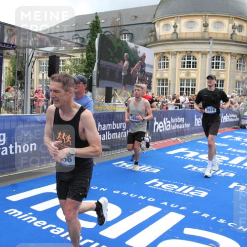 29.06.2025 - hella hamburg halbmarathon Michael Strokosch http://msf.ph/oto/8288754 29.06.2025 10:55:57 Ziel 1179, 2612, 3256, 3668, 4772, 7147, 7976, 8968, 9246, 10084, 13474, 15868, 15884, 18125, 18867 meine-sportfotos.de