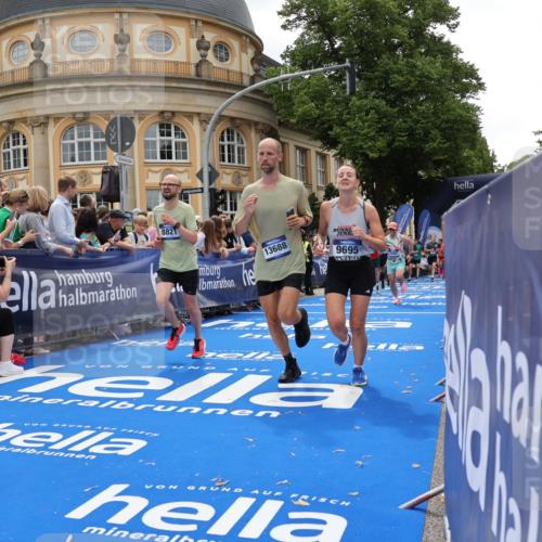 29.06.2025 - hella hamburg halbmarathon Strokosch-Dieckow http://msf.ph/oto/8288972 29.06.2025 10:49:02 Ziel 1381, 1452, 2260, 3213, 3985, 4832, 4847, 4890, 6389, 7297, 8302, 8821, 8889, 9695, 10184, 12534, 13183, 13614, 13688, 16414, 16627, 17173, 17632, 18598, 18842 meine-sportfotos.de