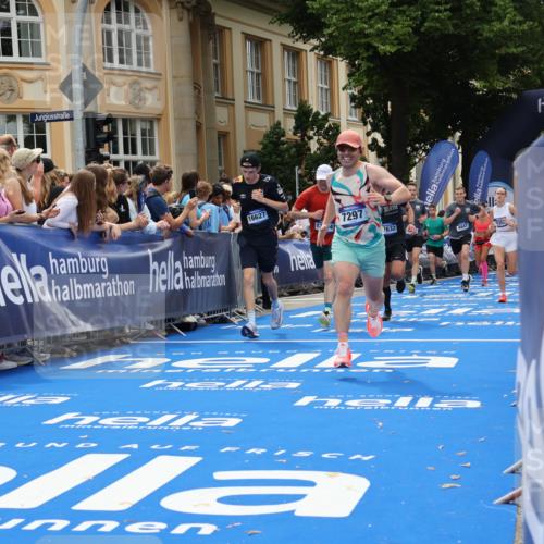 29.06.2025 - hella hamburg halbmarathon Strokosch-Dieckow http://msf.ph/oto/8288984 29.06.2025 10:49:03 Ziel 1381, 1452, 2260, 3213, 3985, 4832, 4847, 4890, 6389, 7297, 8302, 8821, 8889, 9695, 10184, 12534, 13183, 13614, 13688, 15523, 16414, 16627, 16731, 17173, 17632, 18598, 18842 meine-sportfotos.de