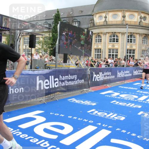 29.06.2025 - hella hamburg halbmarathon Michael Strokosch http://msf.ph/oto/8288985 29.06.2025 10:55:59 Ziel 2612, 3256, 3668, 4772, 7147, 7976, 8968, 9246, 10084, 14867, 15184, 15868, 15884, 16176, 18867 meine-sportfotos.de