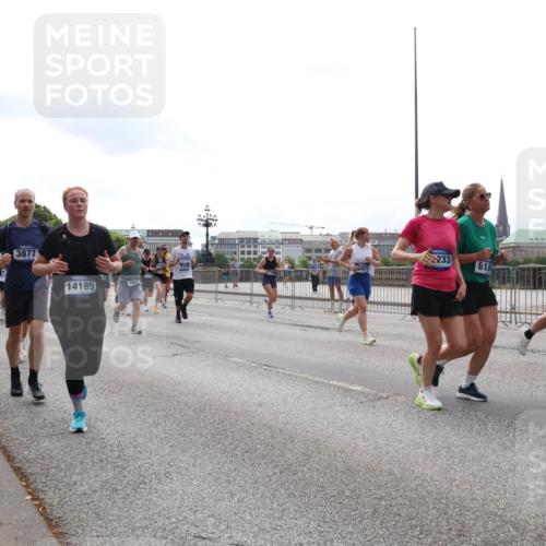29.06.2025 - hella hamburg halbmarathon Lena Gebhardt http://msf.ph/oto/8289000 29.06.2025 10:36:11 Lombardsbrücke 3877, 14189, 7006, 233, 618, 1008, 1010, 1036, 1102, 1108, 1183, 1224, 1336, 1775, 1780, 1835, 2352, 2520, 2811, 2827, 2870, 3243, 3398, 3401, 3404, 3598, 3699, 3741, 3877, 3990, 4245, 4326, 4413, 4442, 4798, 4902, 4937, 5012, 5246, 5427, 5540, 5573, 5666, 5747, 5809, 5919, 6021, 6092, 6093, 6184, 6417, 6667, 6845, 6896, 7086, 7111, 7140, 7275, 7304, 7575, 7576, 7632, 8333, 8356, 8498, 8530, 8581, 8947, 9115, 9117, 9229, 9432, 9819, 12408 meine-sportfotos.de