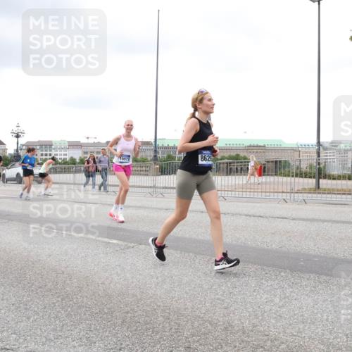 29.06.2025 - hella hamburg halbmarathon Lena Gebhardt http://msf.ph/oto/8289003 29.06.2025 10:55:36 Lombardsbrücke 17396, 5487, 18670, 18972, 8626, 1013, 1616, 1873, 1917, 2090, 2452, 3101, 3115, 3157, 3244, 3577, 4039, 4470, 4628, 4896, 5040, 5220, 5222, 5483, 5487, 5575, 6055, 6056, 6113, 6257, 6395, 6396, 6594, 7219, 7548, 7680, 7766, 7969, 8110, 8403, 8519, 8527, 8532, 8626, 8648, 9548, 9614, 9618, 9857, 9858, 9861, 9865, 9956, 10094, 10436, 10438, 10449, 10458, 10559, 10593, 10885, 11109, 11737, 11903, 11962, 11963, 12695, 12902, 13098, 13230, 14727, 15152, 15160, 16385 meine-sportfotos.de