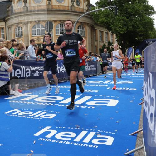 29.06.2025 - hella hamburg halbmarathon Strokosch-Dieckow http://msf.ph/oto/8289047 29.06.2025 10:49:05 Ziel 1381, 1452, 2013, 4832, 4847, 4890, 6389, 7297, 8302, 8821, 9695, 10184, 13614, 13688, 15523, 16414, 16627, 16731, 17173, 17632, 18598, 18842 meine-sportfotos.de