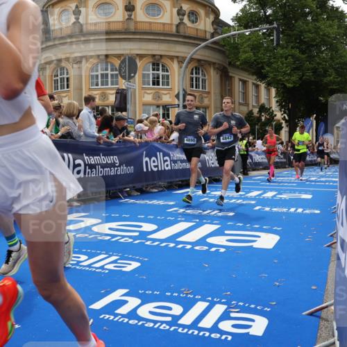 29.06.2025 - hella hamburg halbmarathon Strokosch-Dieckow http://msf.ph/oto/8289075 29.06.2025 10:49:07 Ziel 2013, 4832, 4847, 4890, 6389, 7297, 8112, 8302, 8821, 10184, 13614, 15523, 16369, 16414, 16627, 16731, 17173, 17632, 18598, 18842 meine-sportfotos.de