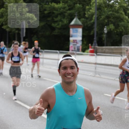 29.06.2025 - hella hamburg halbmarathon Jannik Wohlers http://msf.ph/oto/8289076 29.06.2025 10:36:06 Lombardsbrücke 1102, 1224, 2124, 3398, 3404, 3428, 4442, 5012, 5427, 5540, 5573, 5747, 5809, 5919, 6190, 6667, 7632, 8498, 8530, 8945, 9115, 9117, 9229, 9918, 10024, 10112, 10336, 10341, 10984, 11541, 11637, 12493, 13227, 13265, 13445, 14296, 15077, 15234, 15568, 15707, 16239, 17156, 17807, 18152, 18226, 18488, 18644, 18646, 18918, 18929 meine-sportfotos.de