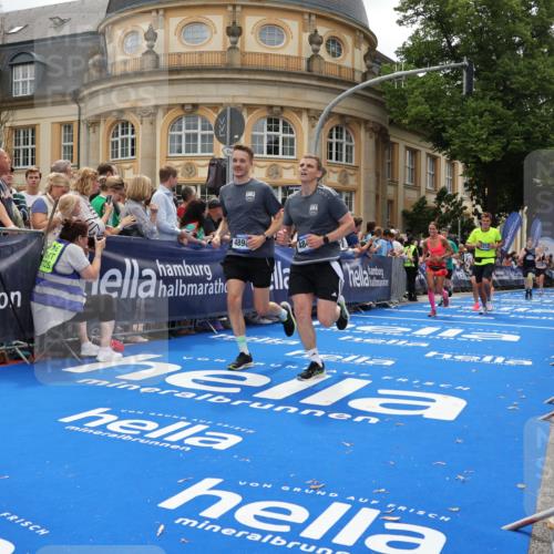 29.06.2025 - hella hamburg halbmarathon Strokosch-Dieckow http://msf.ph/oto/8289081 29.06.2025 10:49:07 Ziel 2013, 4832, 4847, 4890, 6389, 7297, 8112, 8302, 8821, 10184, 13614, 15523, 16369, 16414, 16627, 16731, 17173, 17632, 18598, 18842 meine-sportfotos.de