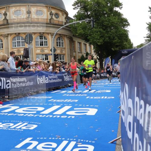 29.06.2025 - hella hamburg halbmarathon Strokosch-Dieckow http://msf.ph/oto/8289086 29.06.2025 10:49:08 Ziel 2013, 4832, 4847, 4890, 6389, 7297, 8112, 8302, 9348, 10184, 13450, 13614, 15523, 16369, 16414, 16627, 16731, 17173, 17632, 18598, 18842 meine-sportfotos.de