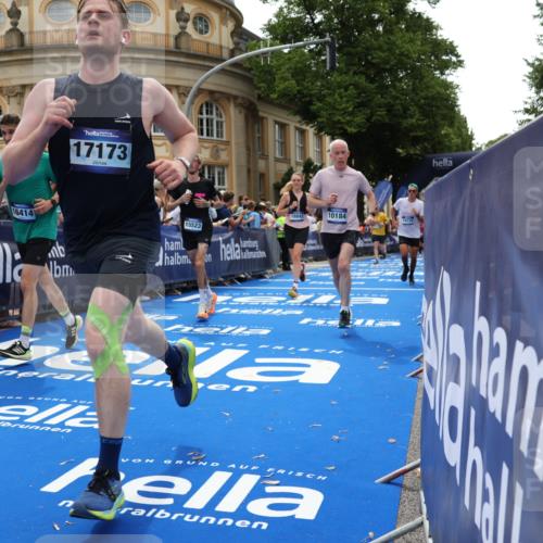 29.06.2025 - hella hamburg halbmarathon Strokosch-Dieckow http://msf.ph/oto/8289120 29.06.2025 10:49:11 Ziel 2013, 4832, 4847, 4890, 6158, 6389, 8112, 9348, 10053, 10184, 13450, 15523, 16369, 16414, 16731, 17173, 18598, 18842 meine-sportfotos.de