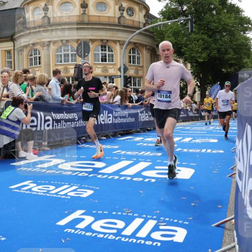 29.06.2025 - hella hamburg halbmarathon Strokosch-Dieckow http://msf.ph/oto/8289161 29.06.2025 10:49:12 Ziel 2013, 4832, 6158, 6389, 8112, 9348, 10053, 10184, 10189, 13450, 14526, 15523, 16369, 16414, 16731, 17173, 18598, 18842 meine-sportfotos.de