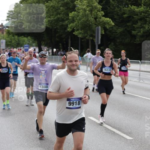 29.06.2025 - hella hamburg halbmarathon Jannik Wohlers http://msf.ph/oto/8289164 29.06.2025 10:36:07 Lombardsbrücke 1102, 1224, 2124, 3398, 3428, 4442, 5012, 5427, 5540, 5573, 5747, 5919, 6190, 6667, 7632, 8498, 8530, 8945, 9115, 9117, 9229, 9918, 10024, 10112, 10336, 10341, 10984, 11541, 11637, 12493, 13092, 13265, 13445, 14296, 15077, 15234, 15568, 15707, 15805, 16239, 16977, 17156, 17807, 18152, 18226, 18488, 18644, 18646, 18918, 18929 meine-sportfotos.de