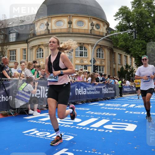 29.06.2025 - hella hamburg halbmarathon Strokosch-Dieckow http://msf.ph/oto/8289175 29.06.2025 10:49:13 Ziel 2013, 4183, 4185, 4832, 6158, 6389, 8112, 9348, 10053, 10184, 10189, 11819, 13450, 14526, 15422, 15523, 16369, 16414, 16731, 17173, 18598, 18842 meine-sportfotos.de
