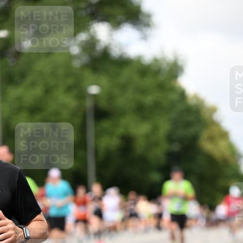 29.06.2025 - hella hamburg halbmarathon Dr. Thomas Lammeyer http://msf.ph/oto/8289177 29.06.2025 10:37:17 Kennedybrücke 1078, 1199, 1324, 1373, 1732, 1879, 2059, 2085, 2384, 2838, 3221, 3341, 3391, 3422, 3560, 3653, 3871, 4030, 4096, 4164, 4446, 4555, 5156, 5581, 5917, 6773, 6861, 7750, 8170, 8175, 8595, 8839, 8993, 9034, 9289, 9471, 9750, 9768, 9780, 10770 meine-sportfotos.de