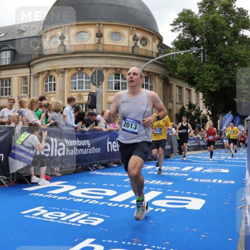 29.06.2025 - hella hamburg halbmarathon Strokosch-Dieckow http://msf.ph/oto/8289190 29.06.2025 10:49:15 Ziel 2013, 4183, 4185, 6158, 6389, 8112, 9348, 10053, 10184, 10189, 11819, 13450, 14526, 15422, 15523, 16369, 16414, 16731, 18842 meine-sportfotos.de
