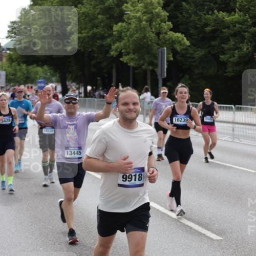 29.06.2025 - hella hamburg halbmarathon Jannik Wohlers http://msf.ph/oto/8289203 29.06.2025 10:36:07 Lombardsbrücke 1102, 1224, 2124, 3398, 3428, 4442, 5012, 5427, 5540, 5573, 5747, 5919, 6190, 6667, 7632, 8498, 8530, 8945, 9115, 9117, 9229, 9918, 10024, 10112, 10336, 10341, 10984, 11541, 11637, 12493, 13092, 13265, 13445, 14296, 15077, 15234, 15568, 15707, 15805, 16239, 16977, 17156, 17807, 18152, 18226, 18488, 18644, 18646, 18918, 18929 meine-sportfotos.de