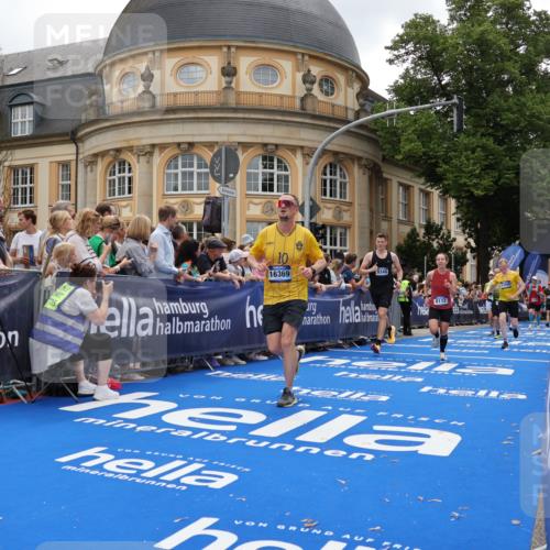 29.06.2025 - hella hamburg halbmarathon Strokosch-Dieckow http://msf.ph/oto/8289204 29.06.2025 10:49:16 Ziel 2013, 4183, 4185, 6158, 8112, 9348, 10053, 10184, 10189, 11819, 13450, 14526, 15422, 15523, 16369, 16414, 16731, 18842 meine-sportfotos.de