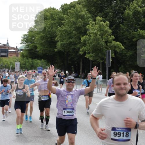 29.06.2025 - hella hamburg halbmarathon Jannik Wohlers http://msf.ph/oto/8289241 29.06.2025 10:36:07 Lombardsbrücke 1102, 1224, 2124, 3398, 3428, 4442, 5012, 5427, 5540, 5573, 5747, 5919, 6190, 6667, 7632, 8498, 8530, 8945, 9115, 9117, 9229, 9918, 10024, 10112, 10336, 10341, 10984, 11541, 11637, 12493, 13092, 13265, 13445, 14296, 15077, 15234, 15568, 15707, 15805, 16239, 16977, 17156, 17807, 18152, 18226, 18488, 18644, 18646, 18918, 18929 meine-sportfotos.de