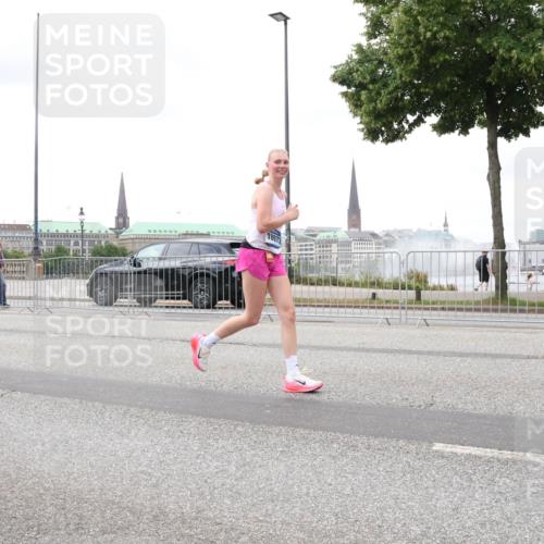 29.06.2025 - hella hamburg halbmarathon Lena Gebhardt http://msf.ph/oto/8289273 29.06.2025 10:55:37 Lombardsbrücke 18972, 1013, 1616, 1873, 1917, 2090, 2452, 3101, 3115, 3157, 3244, 3577, 4039, 4265, 4470, 4628, 4896, 5040, 5220, 5222, 5483, 5487, 5575, 6055, 6056, 6113, 6257, 6395, 6396, 6594, 7219, 7548, 7680, 7766, 7969, 8110, 8403, 8519, 8527, 8532, 8533, 8626, 8648, 9548, 9614, 9618, 9857, 9858, 9861, 9865, 9956, 10094, 10436, 10438, 10449, 10458, 10559, 10593, 10885, 11109, 11903, 11962, 11963, 12695, 12902, 13098, 13230, 14727, 15152, 15160, 16385 meine-sportfotos.de