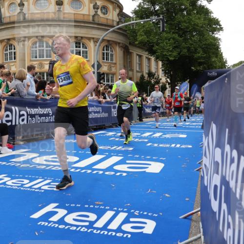 29.06.2025 - hella hamburg halbmarathon Strokosch-Dieckow http://msf.ph/oto/8289291 29.06.2025 10:49:19 Ziel 1342, 1476, 2013, 4183, 4185, 6158, 8112, 9348, 10053, 10189, 11779, 11819, 12670, 13269, 13450, 14526, 14838, 15422, 15784, 15894, 15966, 16369, 16891, 18887 meine-sportfotos.de