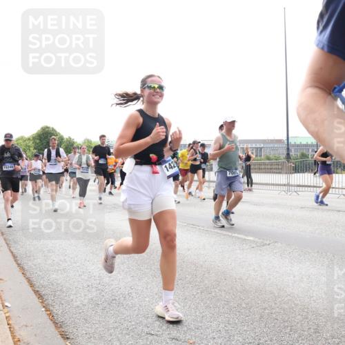 29.06.2025 - hella hamburg halbmarathon Lena Gebhardt http://msf.ph/oto/8289295 29.06.2025 10:36:12 Lombardsbrücke 1008, 1010, 1036, 1102, 1108, 1183, 1224, 1336, 1775, 1780, 1835, 2352, 2520, 2811, 2827, 2870, 3398, 3401, 3404, 3598, 3699, 3741, 3877, 3990, 4245, 4326, 4413, 4442, 4798, 4937, 5012, 5246, 5427, 5540, 5573, 5666, 5747, 5809, 5919, 6021, 6092, 6093, 6184, 6417, 6667, 6845, 6896, 7086, 7111, 7140, 7275, 7304, 7575, 7576, 7632, 8333, 8356, 8498, 8530, 8581, 8947, 9115, 9117, 9229, 9432, 9819, 12408 meine-sportfotos.de