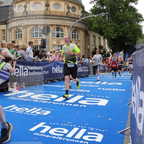 29.06.2025 - hella hamburg halbmarathon Strokosch-Dieckow http://msf.ph/oto/8289298 29.06.2025 10:49:19 Ziel 1342, 1476, 2013, 4183, 4185, 6158, 8112, 9348, 10053, 10189, 11779, 11819, 12670, 13269, 13450, 14526, 14838, 15422, 15784, 15894, 15966, 16369, 16891, 18887 meine-sportfotos.de