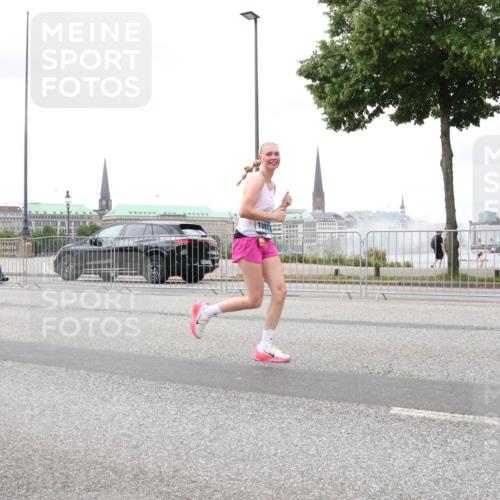 29.06.2025 - hella hamburg halbmarathon Lena Gebhardt http://msf.ph/oto/8289306 29.06.2025 10:55:37 Lombardsbrücke 18972, 18670, 1013, 1616, 1873, 1917, 2090, 2452, 3101, 3115, 3157, 3244, 3577, 4039, 4265, 4470, 4628, 4896, 5040, 5220, 5222, 5483, 5487, 5575, 6055, 6056, 6113, 6257, 6395, 6396, 6594, 7219, 7548, 7680, 7766, 7969, 8110, 8403, 8519, 8527, 8532, 8533, 8626, 8648, 9548, 9614, 9618, 9857, 9858, 9861, 9865, 9956, 10094, 10436, 10438, 10449, 10458, 10559, 10593, 10885, 11109, 11903, 11962, 11963, 12695, 12902, 13098, 13230, 14727, 15152, 15160, 16385 meine-sportfotos.de