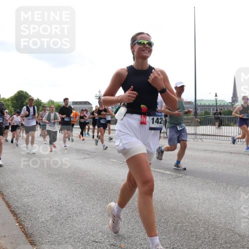 29.06.2025 - hella hamburg halbmarathon Lena Gebhardt http://msf.ph/oto/8289321 29.06.2025 10:36:13 Lombardsbrücke 15248, 4134, 14133, 17732, 142, 70, 1008, 1010, 1036, 1102, 1108, 1183, 1224, 1775, 1780, 1835, 2352, 2520, 2811, 2827, 2870, 3398, 3401, 3404, 3598, 3699, 3741, 3877, 3990, 4245, 4326, 4413, 4442, 4798, 4937, 5012, 5246, 5427, 5540, 5573, 5666, 5747, 5809, 5919, 6021, 6092, 6093, 6184, 6190, 6417, 6667, 6845, 6896, 7086, 7111, 7140, 7275, 7304, 7575, 7576, 7632, 8333, 8356, 8498, 8530, 8581, 8945, 8947, 9115, 9117, 9229, 9432, 12408 meine-sportfotos.de